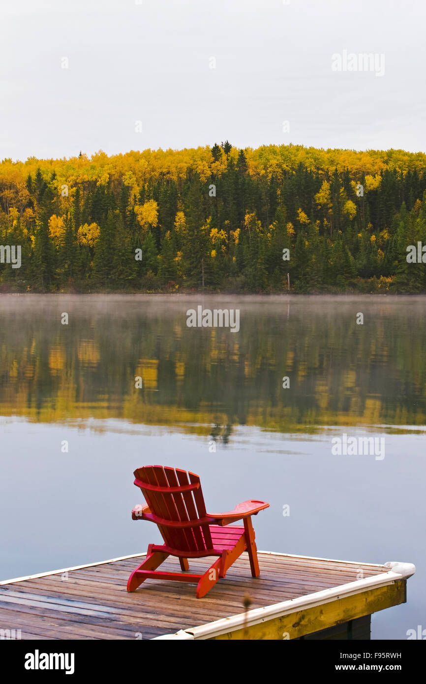 Stuhl auf Dock, Clear Lake, Riding Mountain National Park, Manitoba, Kanada Stockfoto
