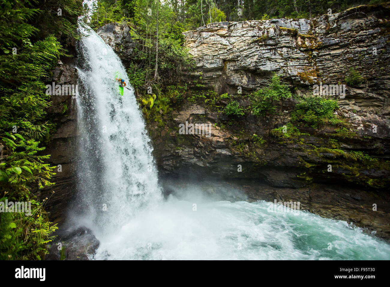 Wildwasser-Kajakfahrer geht über Sutherland Falls, Revelstoke, Britisch-Kolumbien, Kanada Stockfoto