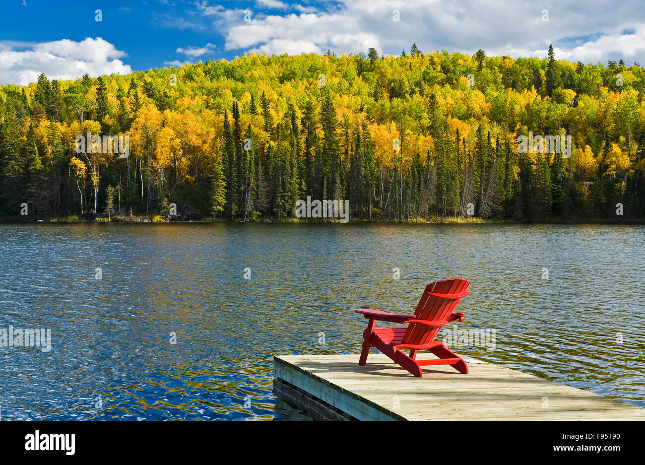 roter Stuhl auf Dock, froh See, Duck Mountain Provincial Park, Manitoba, Kanada Stockfoto