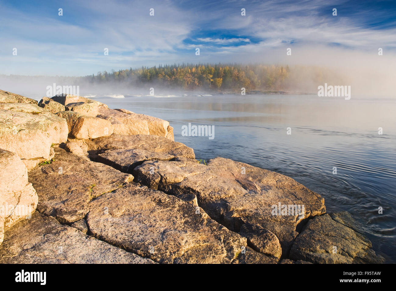 Kanadischer Schild Rock und See, Namau Whiteshell Provincial Park, Manitoba, Kanada Stockfoto