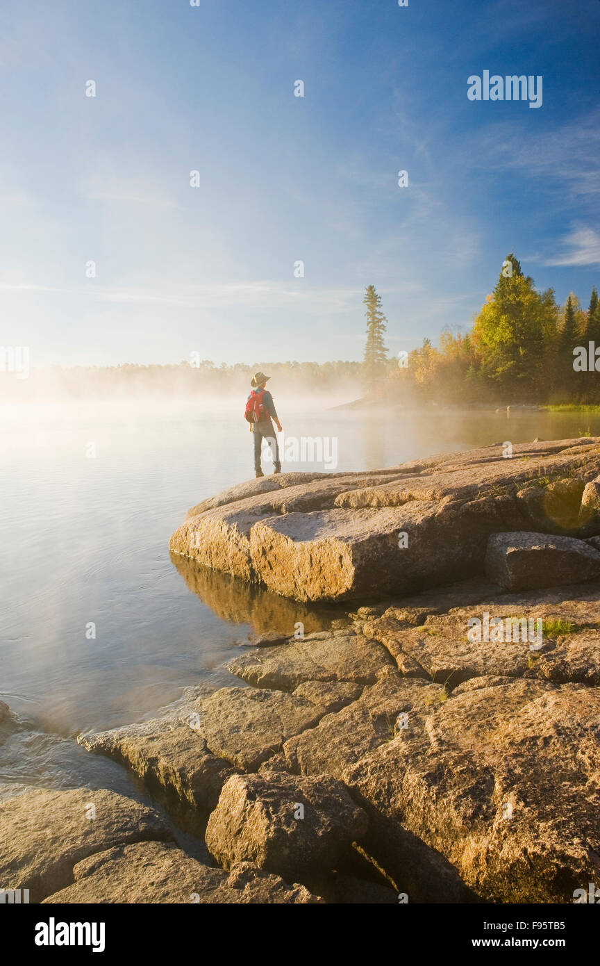 Wanderer auf kanadischen Schild Rock, Namau See, Whiteshell Provincial Park, Manitoba, Kanada Stockfoto