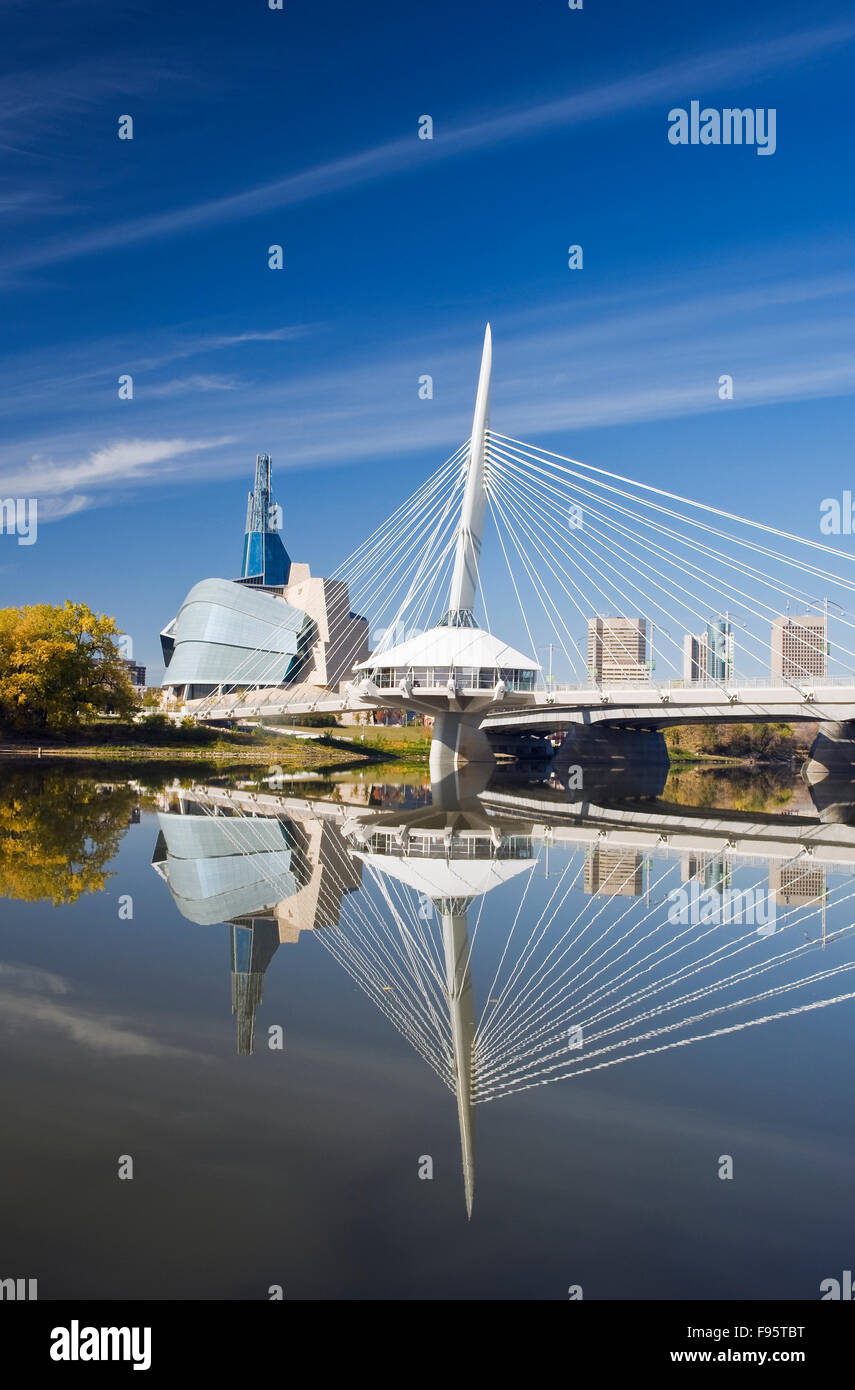 Winnipeg Skyline von St. Bonifatius, Red River, Esplanade Riel Brücke und Canadian Museum für Menschenrechte, Stockfoto