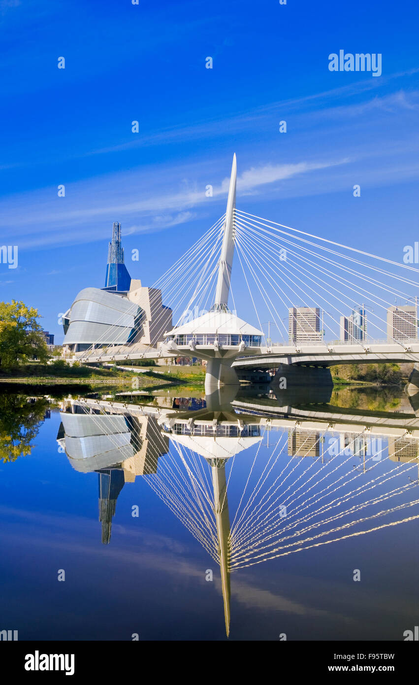 Winnipeg Skyline von St. Bonifatius, Red River, Esplanade Riel Brücke und Canadian Museum für Menschenrechte, Stockfoto