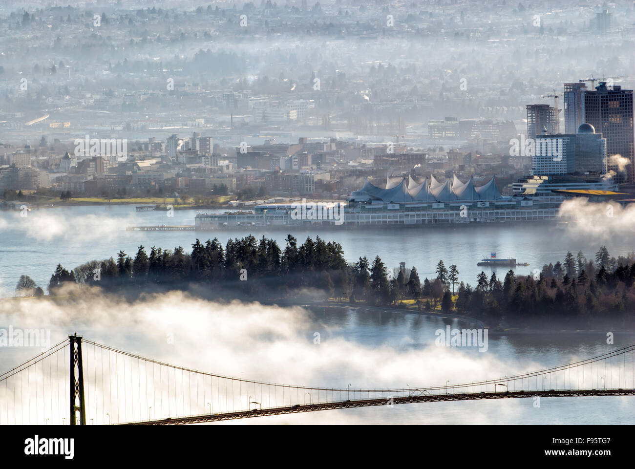 Foto von Cypress Mountain von Downtown Vancouver und Lions Gate Bridge. Stockfoto