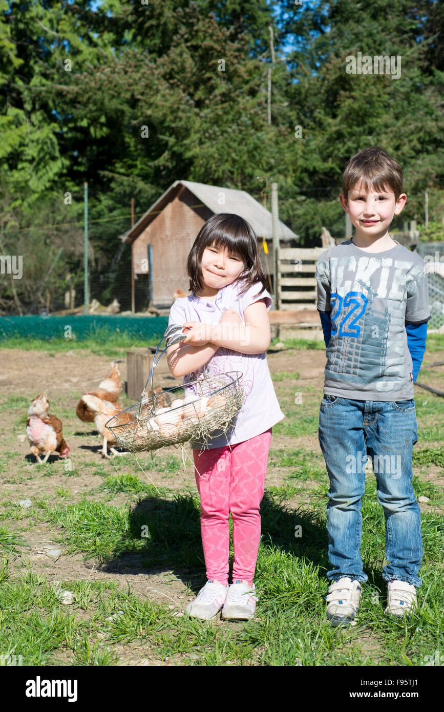 Kinder kaufen lokalen Eiern auf einem zentralen Saanich Bauernhof auf Vancouver Island, British Columbia, Kanada. Stockfoto