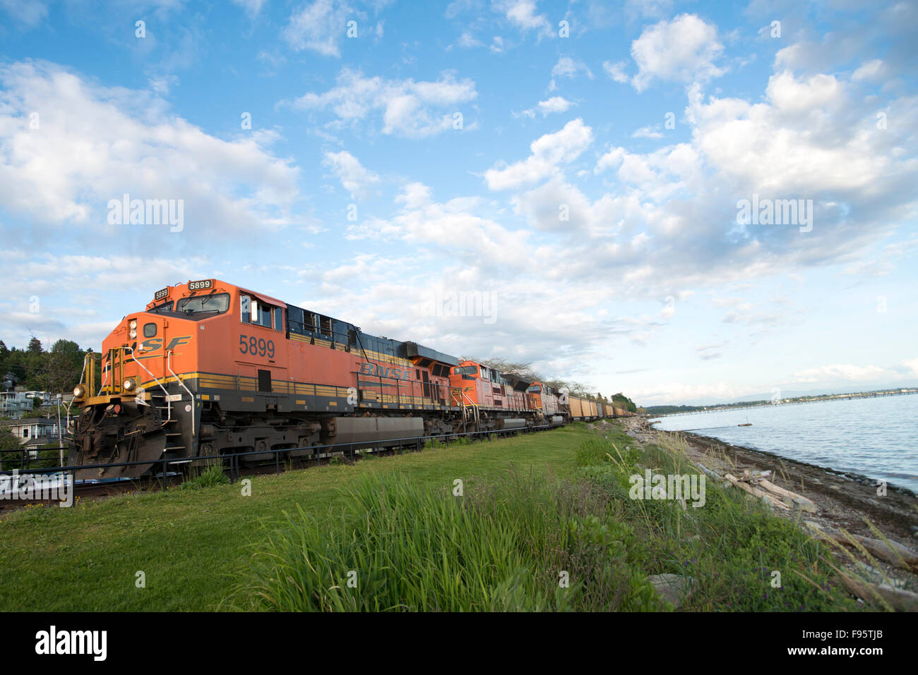 Ein Kohlezug BNSF durchläuft die Ozean-Side-Gemeinschaft von White Rock, British Columbia, Kanada. Dieser Zug entstand in der Stockfoto