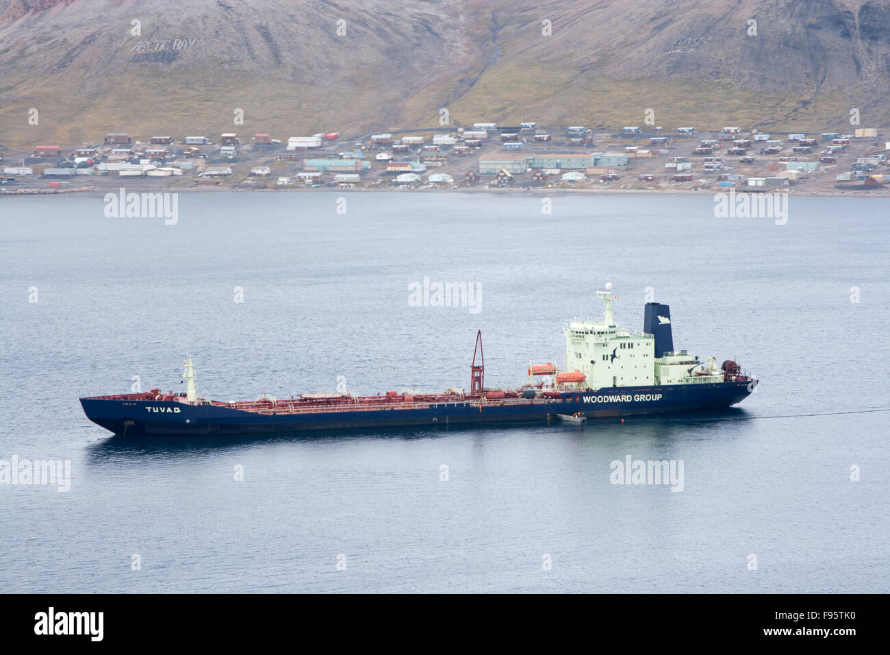 Eine Kraftstoff resupply Schiff in Arctic Bay, Nunavut, Kanada Stockfoto