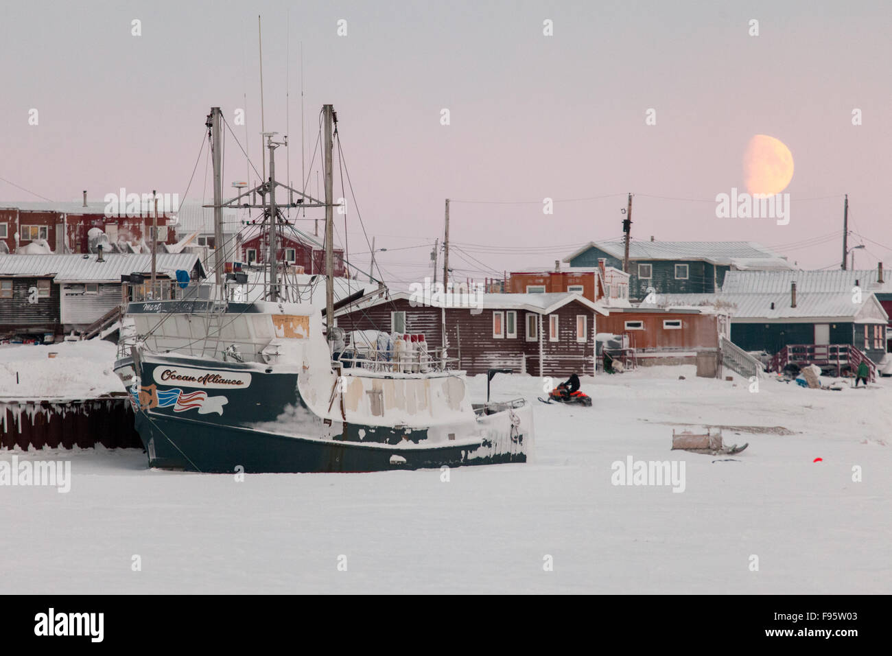 Ein Schiff sitzt angedockten für den Winter in Cambridge Bay, Nunavut, Kanada Stockfoto