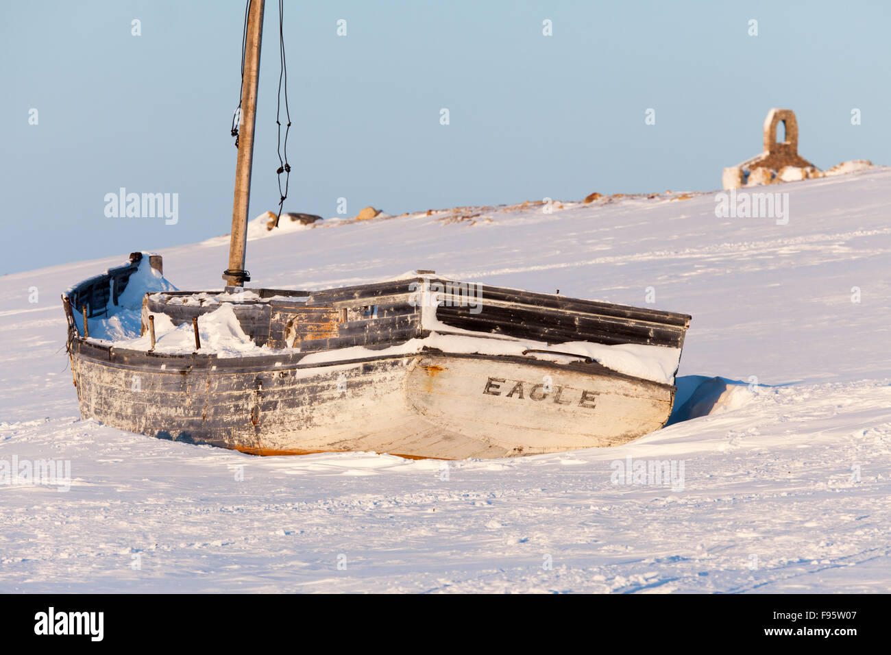 Ein Boot liegt am Ufer des Cambridge Bay, Nunavut, Kanada Stockfoto