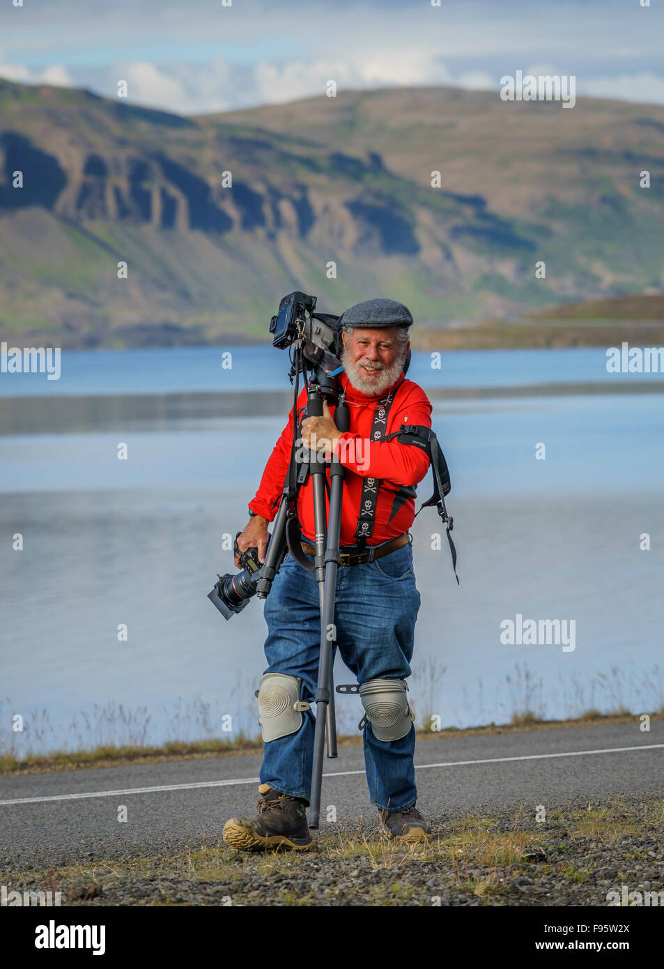 Fotograf mit Stativ in Hvalfjordur, Island Stockfoto