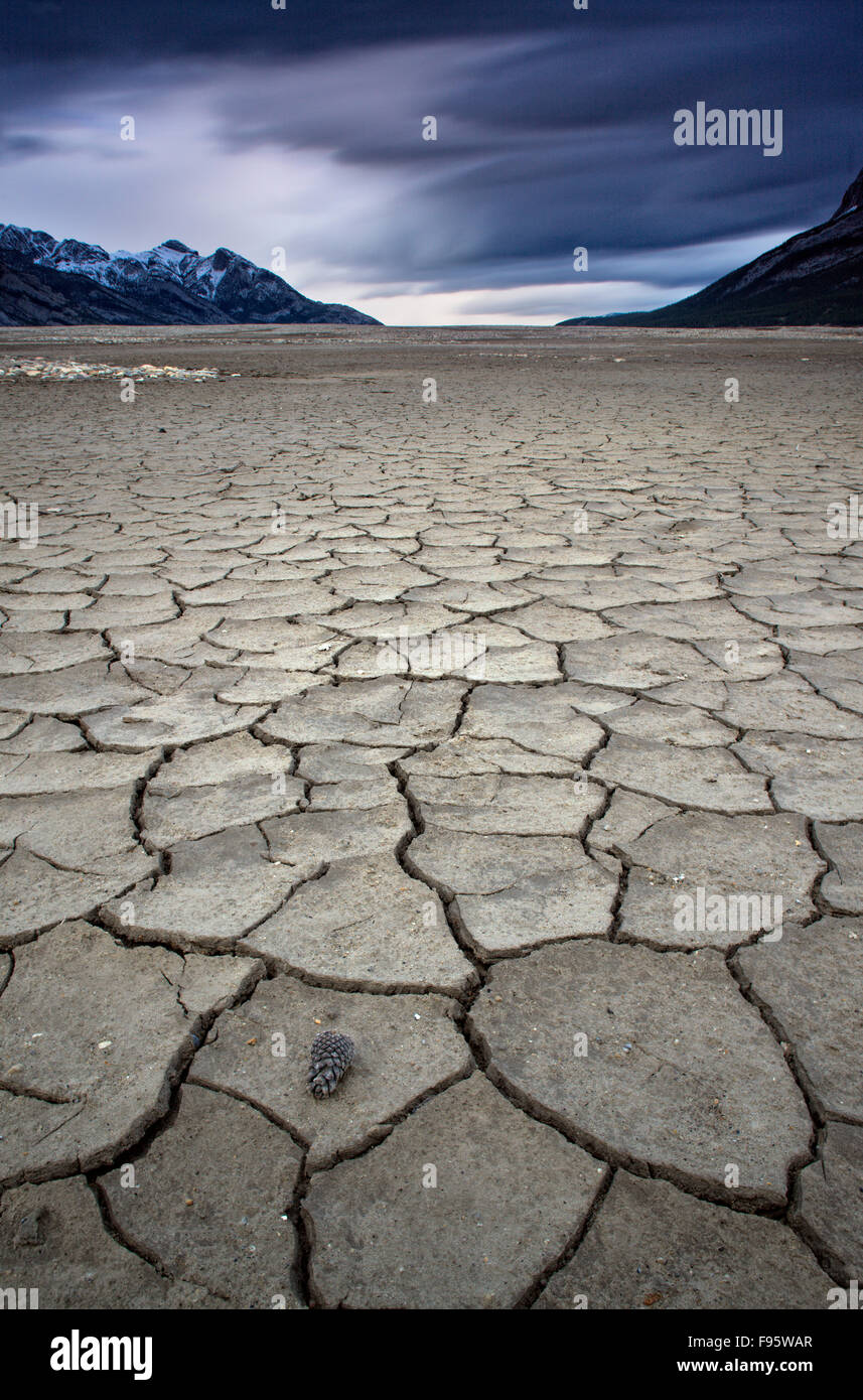 ABRHAM See im Mai, wenn der Damm niedrigen Wasserständen, Kootenay Plains, Alberta, Kanada hat Stockfoto