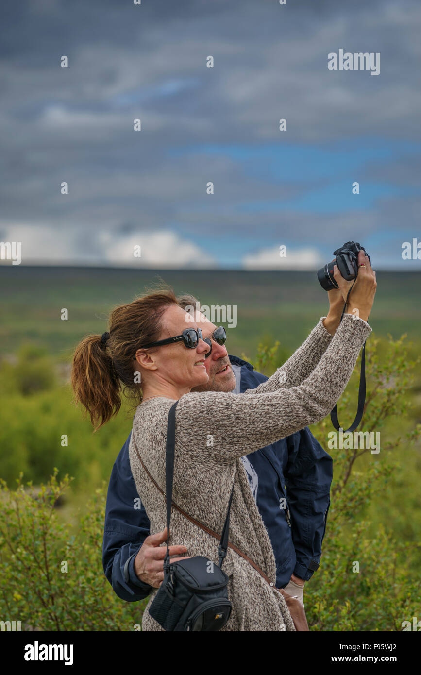 Touristen eine Selfie am Hraunfossar Wasserfall, Island Stockfoto