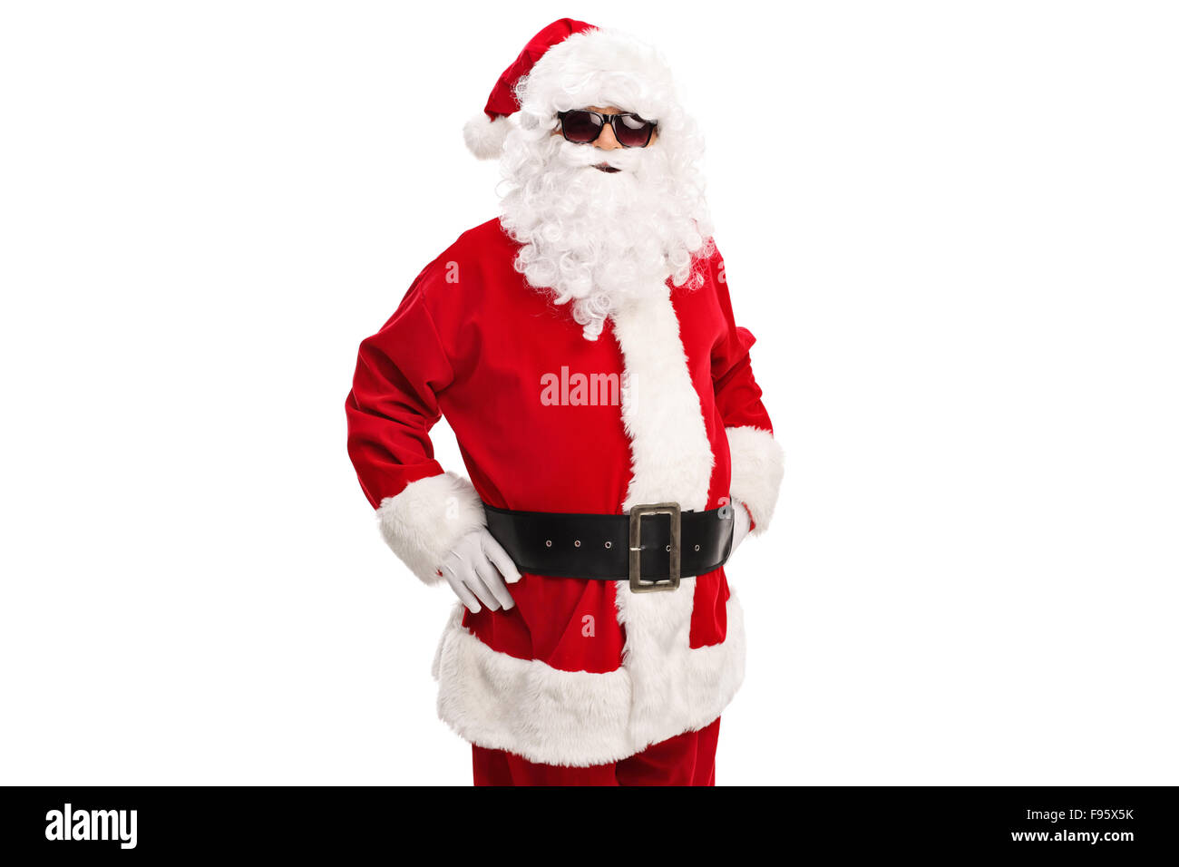 Cool Mann mit schwarzer Sonnenbrille im Weihnachtsmann-Kostüm posiert isolierten auf weißen Hintergrund Stockfoto