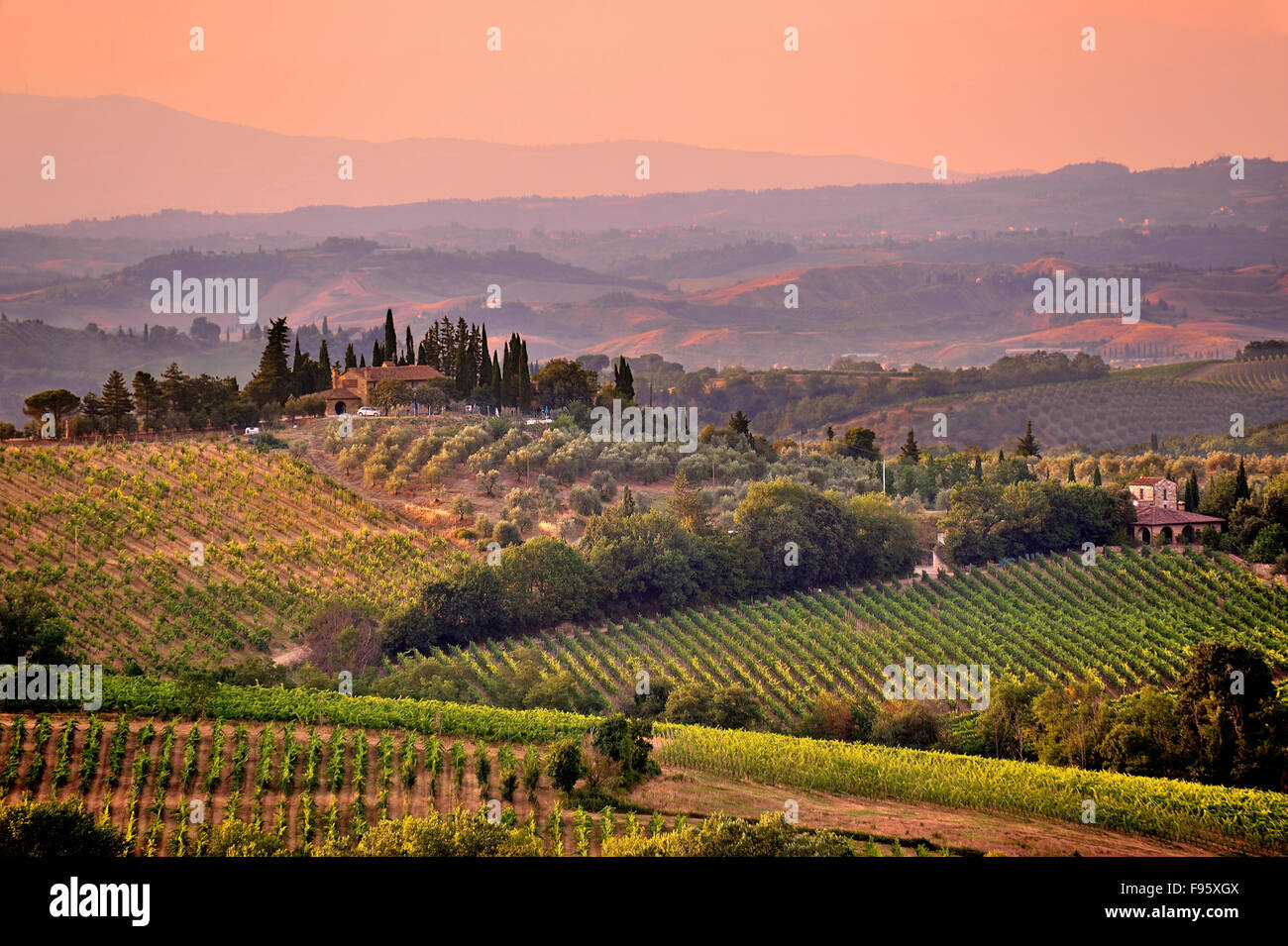 Toskanische Landschaft und Berge bei Sonnenuntergang, Toskana, Italien Stockfoto