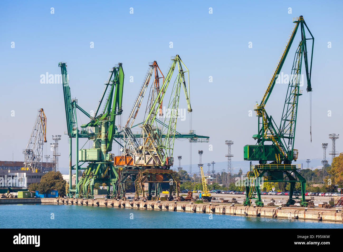 Fracht-Kräne im Hafen von Varna, Bulgarien Stockfoto