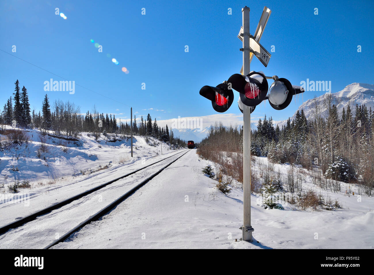 Ein Weitwinkel-Bild von Eisenbahnschienen und die Ampeln an einer Zug-Kreuzung in westlichen Alberta Kanada Stockfoto