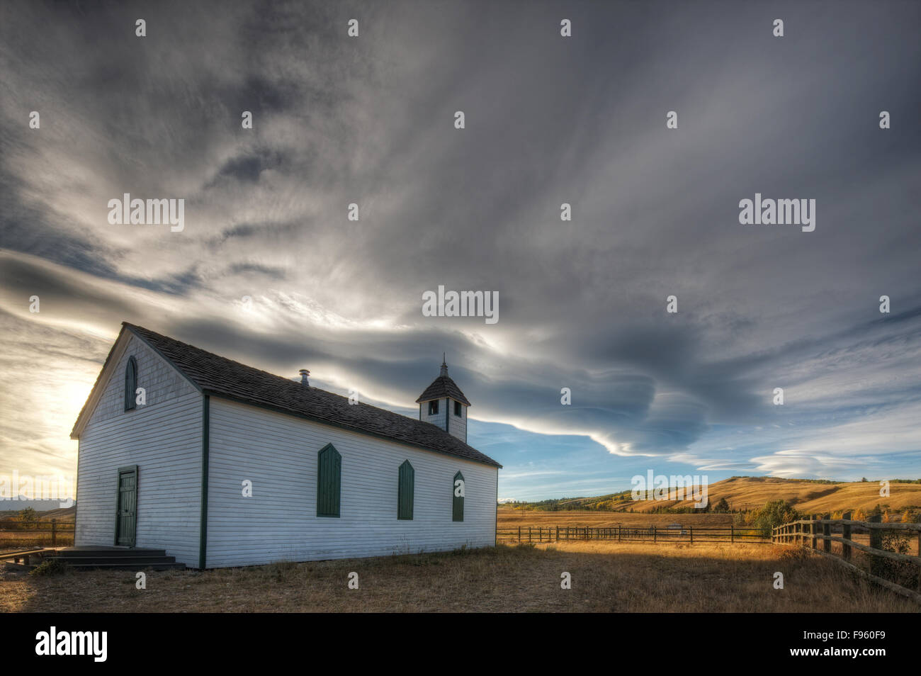 Chinook Bogen über McDougall Kirche, Morley, Alberta, Kanada Stockfoto