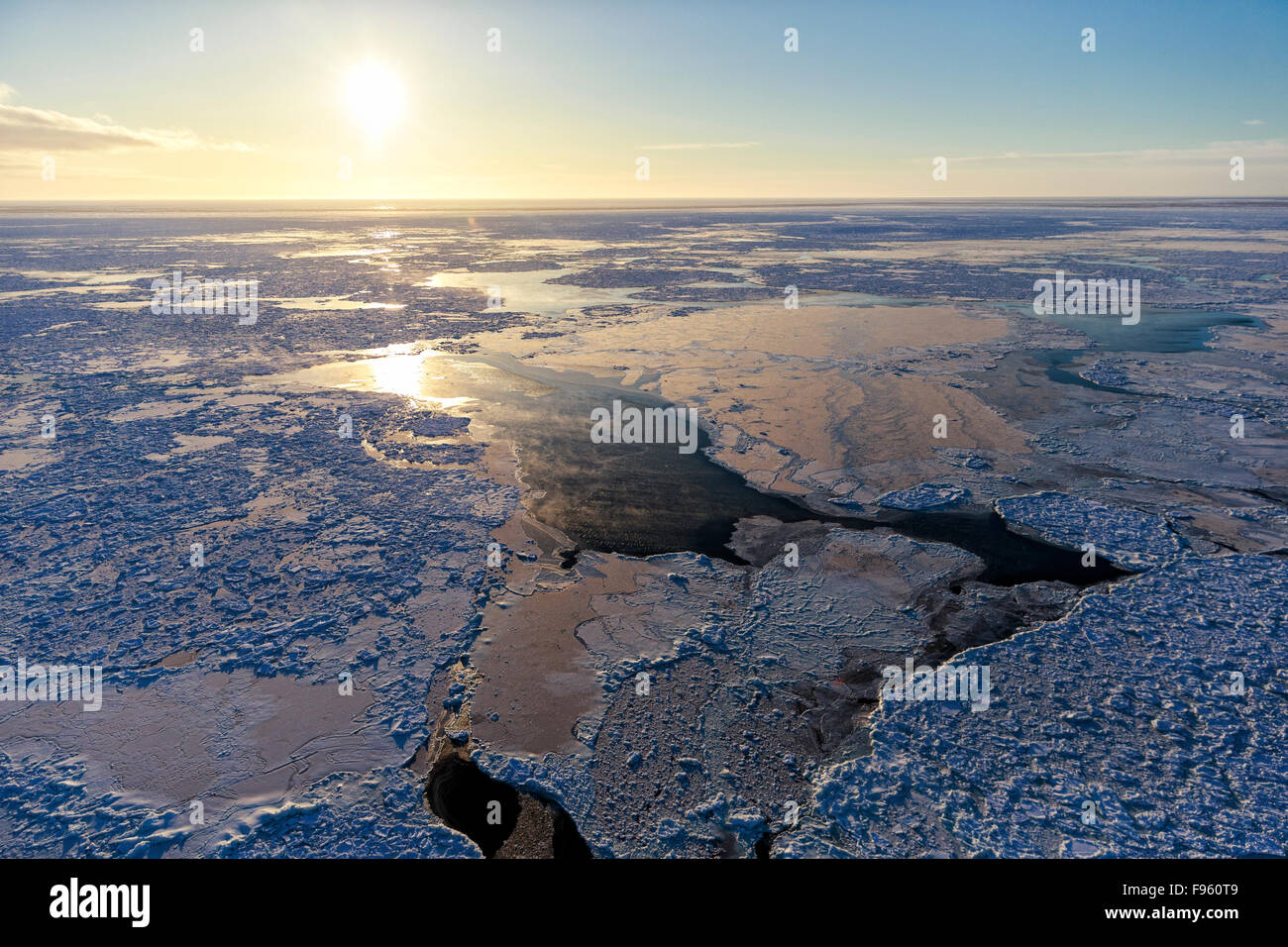 Luftaufnahme der Hudson Bay während Freezeup, in der Nähe von Churchill Manitoba. Stockfoto