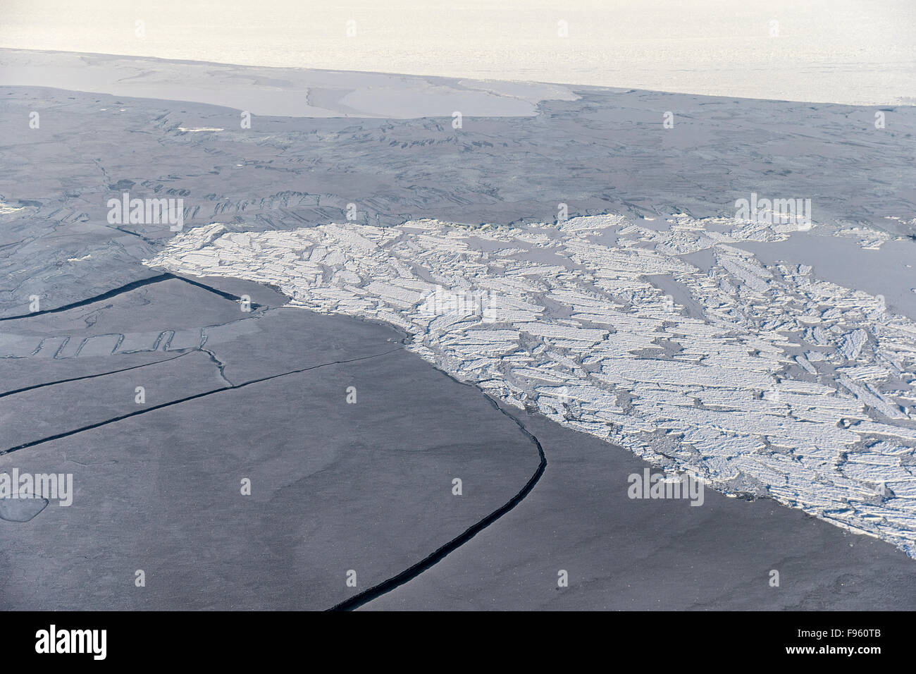 Luftaufnahme der Hudson Bay während Freezeup, in der Nähe von Churchill Manitoba. Stockfoto