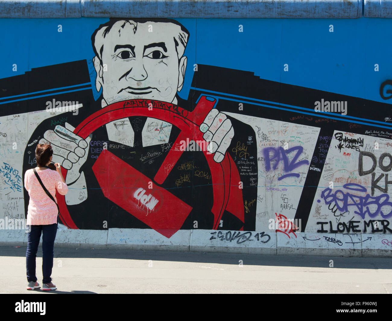 Wandbilder bilden die East Side Gallery, einem 1,3 km langen Abschnitt der Berliner Mauer, Berlin, Deutschland Stockfoto