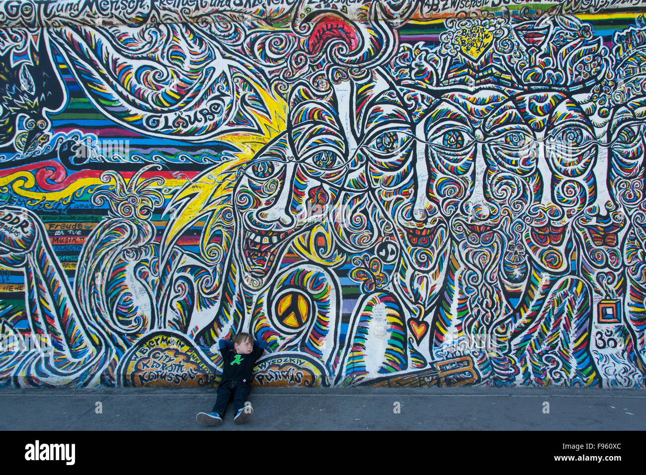 Wandbilder bilden die East Side Gallery, einem 1,3 km langen Abschnitt der Berliner Mauer, Berlin, Deutschland Stockfoto