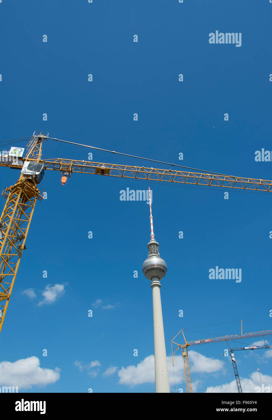 Der Fernsehturm, der Berliner Fernsehturm und der Bau Krane, Berlin, Deutschland Stockfoto