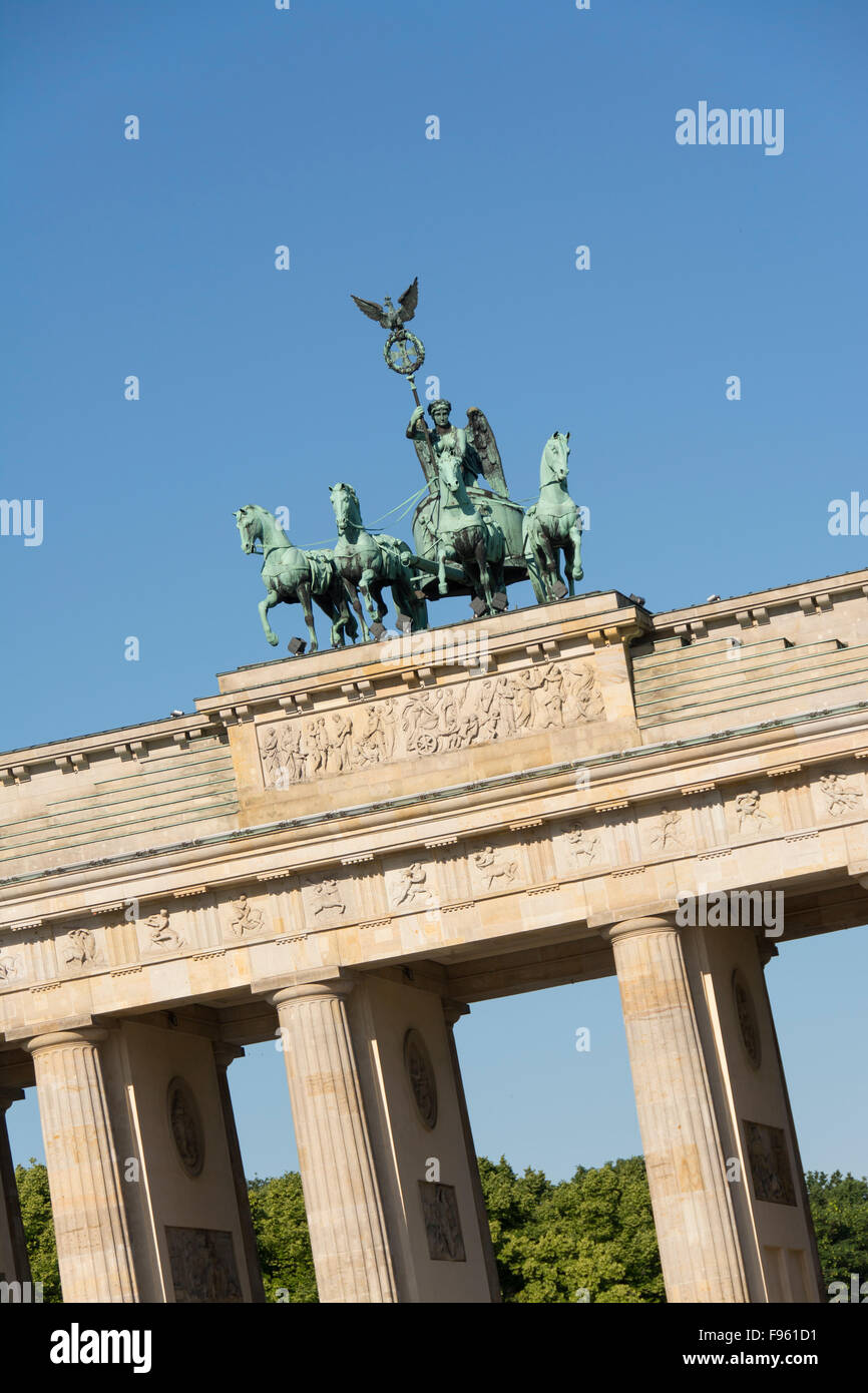 Das Brandenburger Tor und Quadriga wurde von Johann Gottfried Schadow, Berlin, Deutschland gestaltet Stockfoto