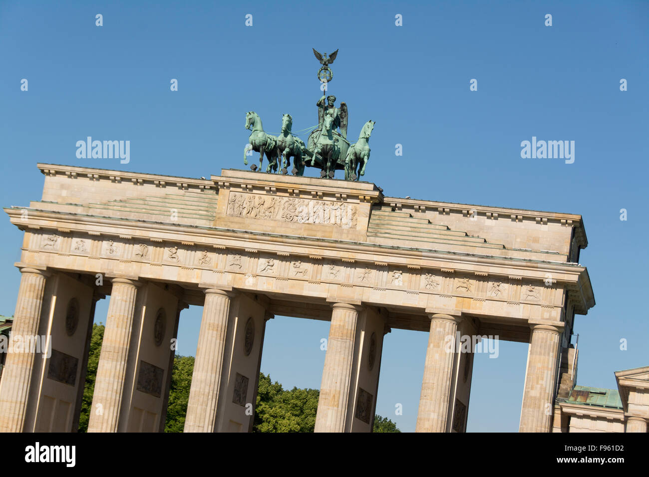 Das Brandenburger Tor und Quadriga wurde von Johann Gottfried Schadow, Berlin, Deutschland gestaltet Stockfoto