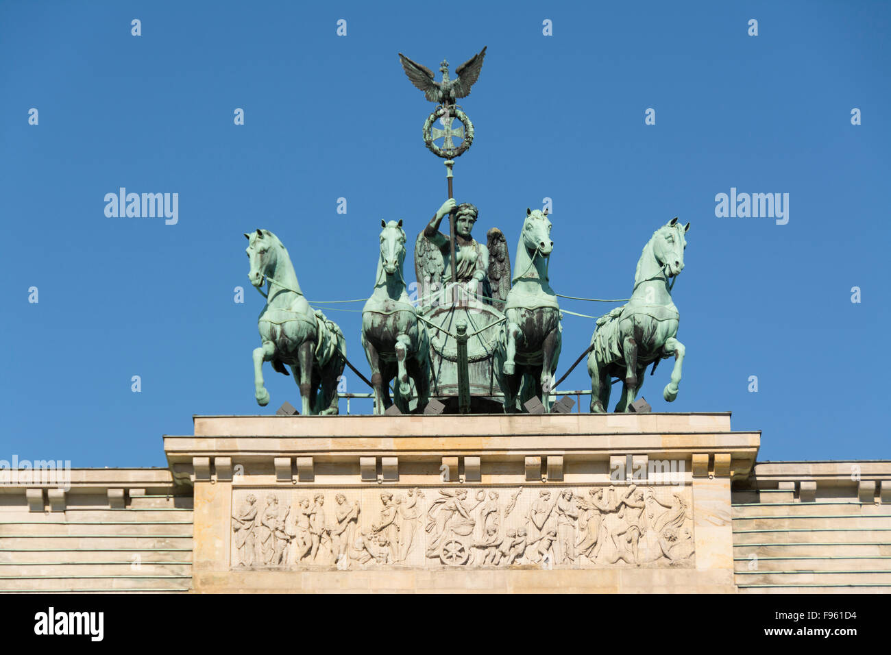 Das Brandenburger Tor und Quadriga wurde von Johann Gottfried Schadow, Berlin, Deutschland gestaltet Stockfoto