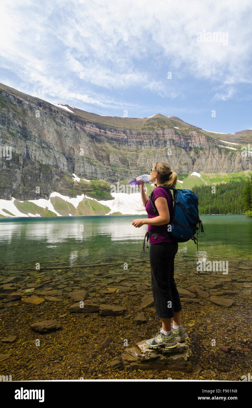 Eine junge Frau am Wall Lake, Akamina Kishinena Provincial Park Wandern Stockfoto