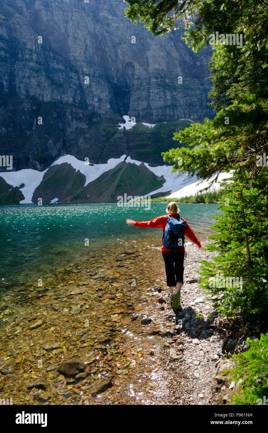 Eine junge Frau, die an den Ufern des Wand-See in Akamina Kishinena Provincial Park Wandern Stockfoto