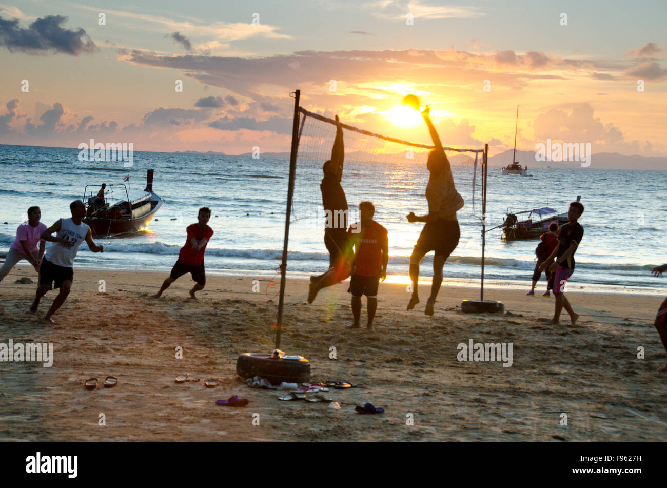Eine ansprechende Volleyball-Match bei Sonnenuntergang auf Railay Beach, Thailand Stockfoto