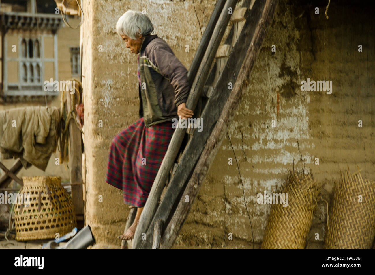 Eine ältere Frau hinunter einen Flug der Treppe in der Nähe von Paro, Bhutan Stockfoto