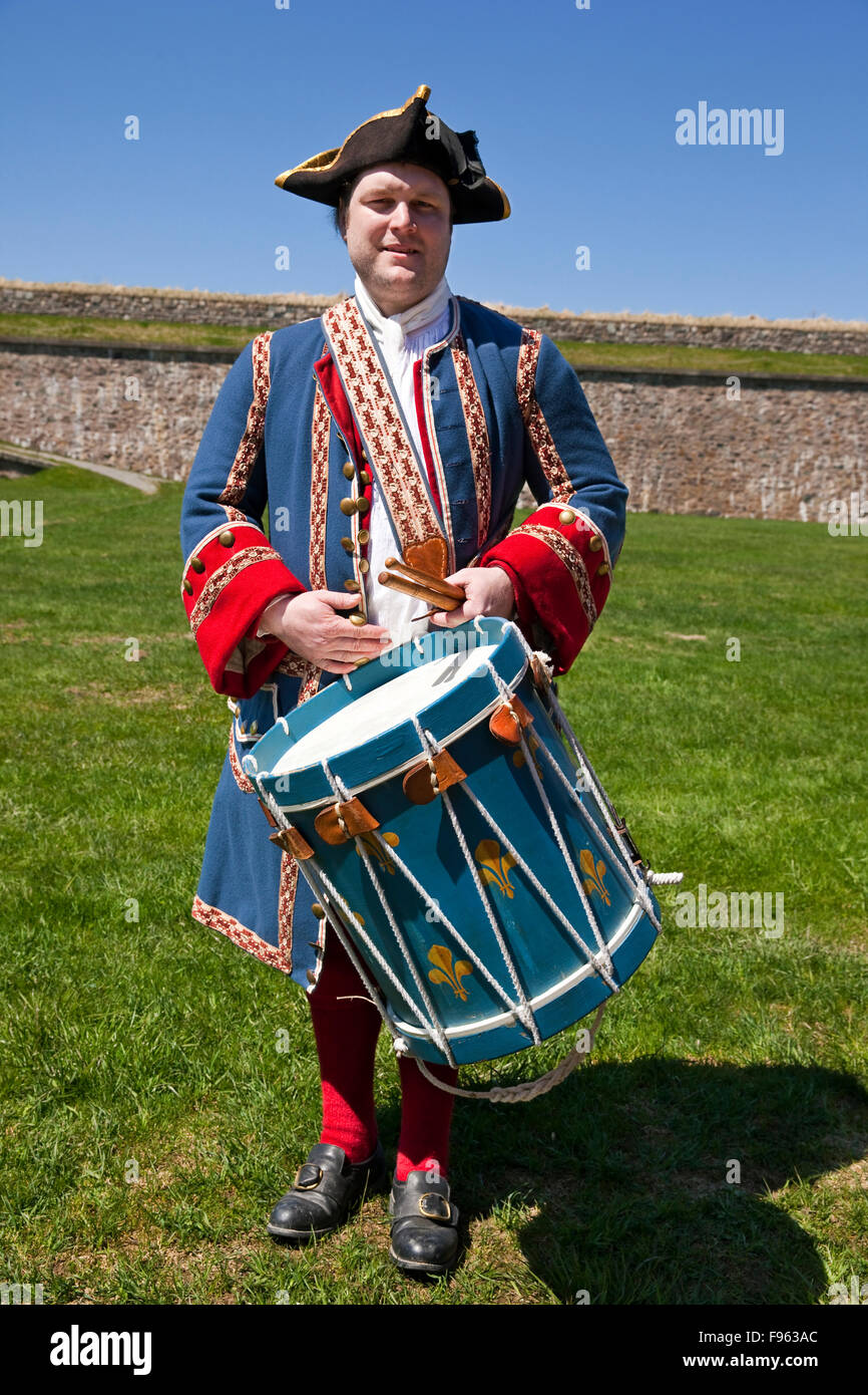 Mitglied des Personals bei der Festung Louisbourd in Zeit einheitliche Vertretung eines französischen militärischen Schlagzeuger aus dem 18. Jahrhundert. Stockfoto