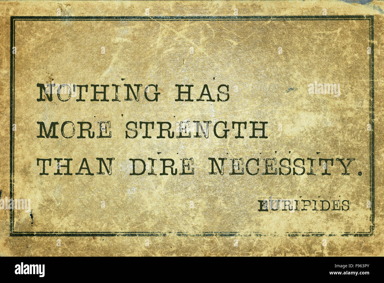 Nichts hat mehr Kraft als Not - der griechische Philosoph Euripides Zitat auf Grunge Vintage Karton gedruckt Stockfoto