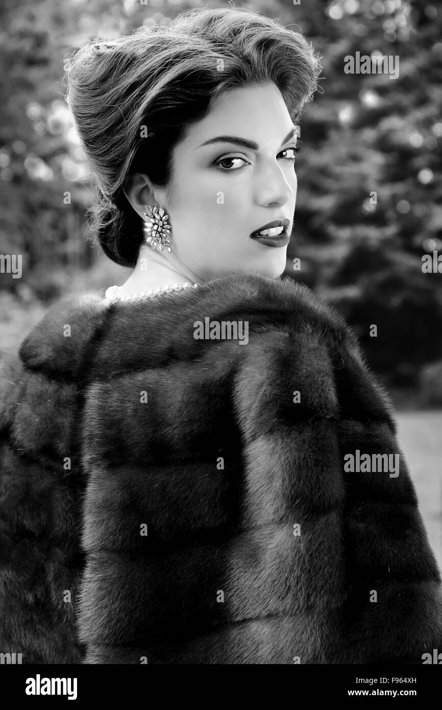 40er Jahre Ära Krieg Braut; Ausrangierte Couture Stockfoto