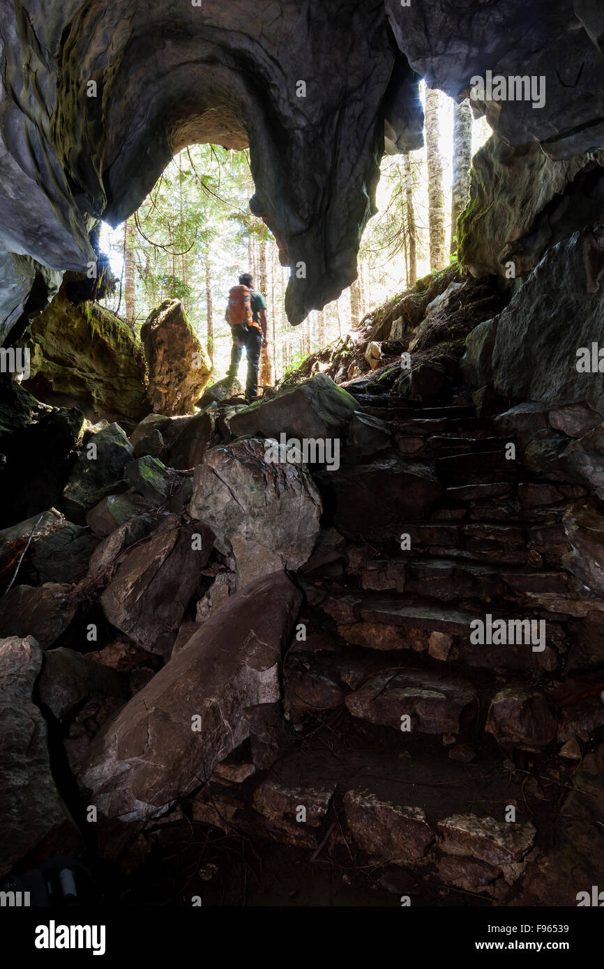 Ein Besucher der Upana Höhlensystem ist eingerahmt von der unterirdischen Bildung.  Tahsis, Vancouver Island, British Columbia, Kanada Stockfoto