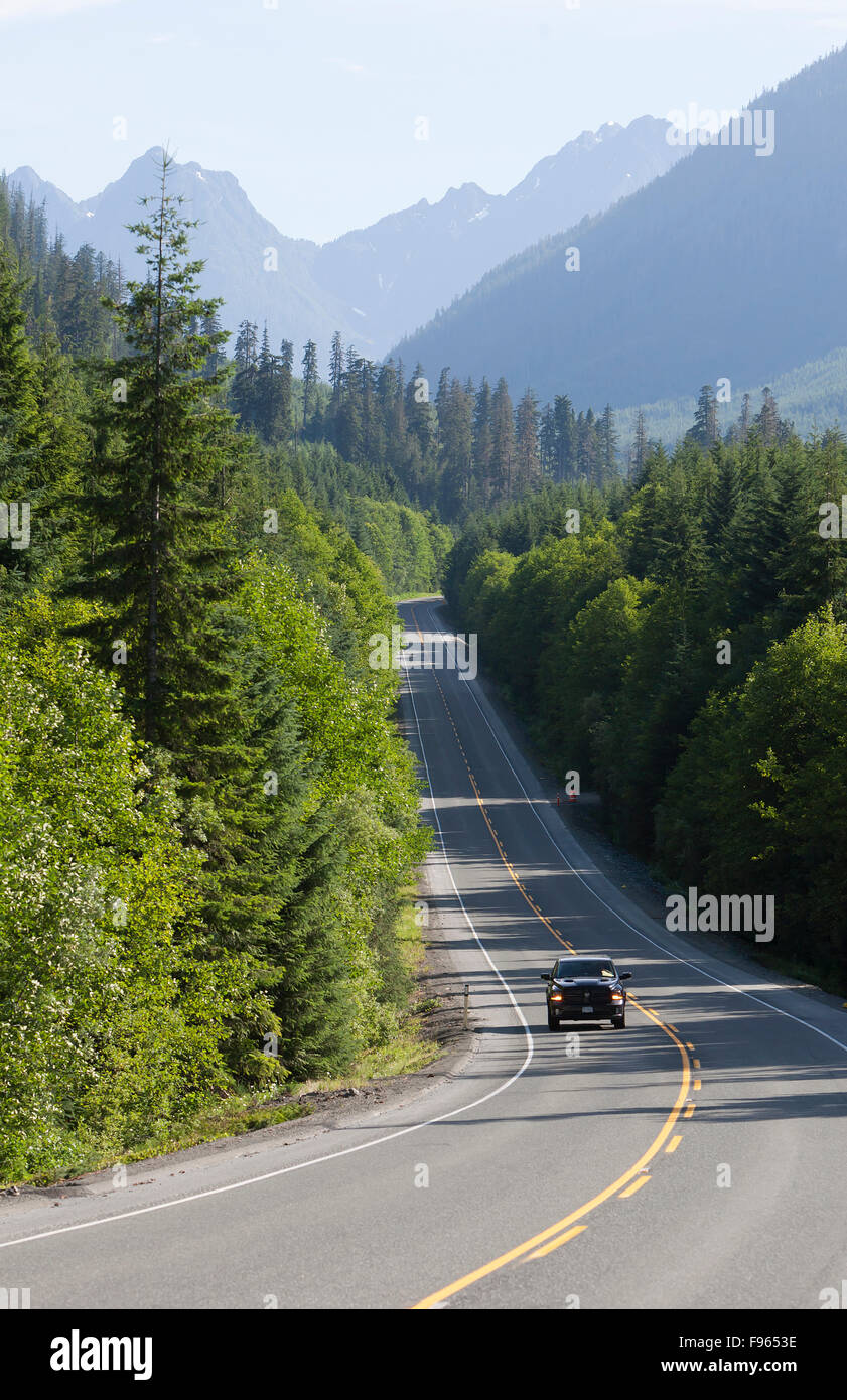 Reisende in Richtung Süden auf dem hwy 19 in der Nähe von Hoomak See, Nimpkish Tal, Vancouver Island, British Columbia, Kanada Stockfoto