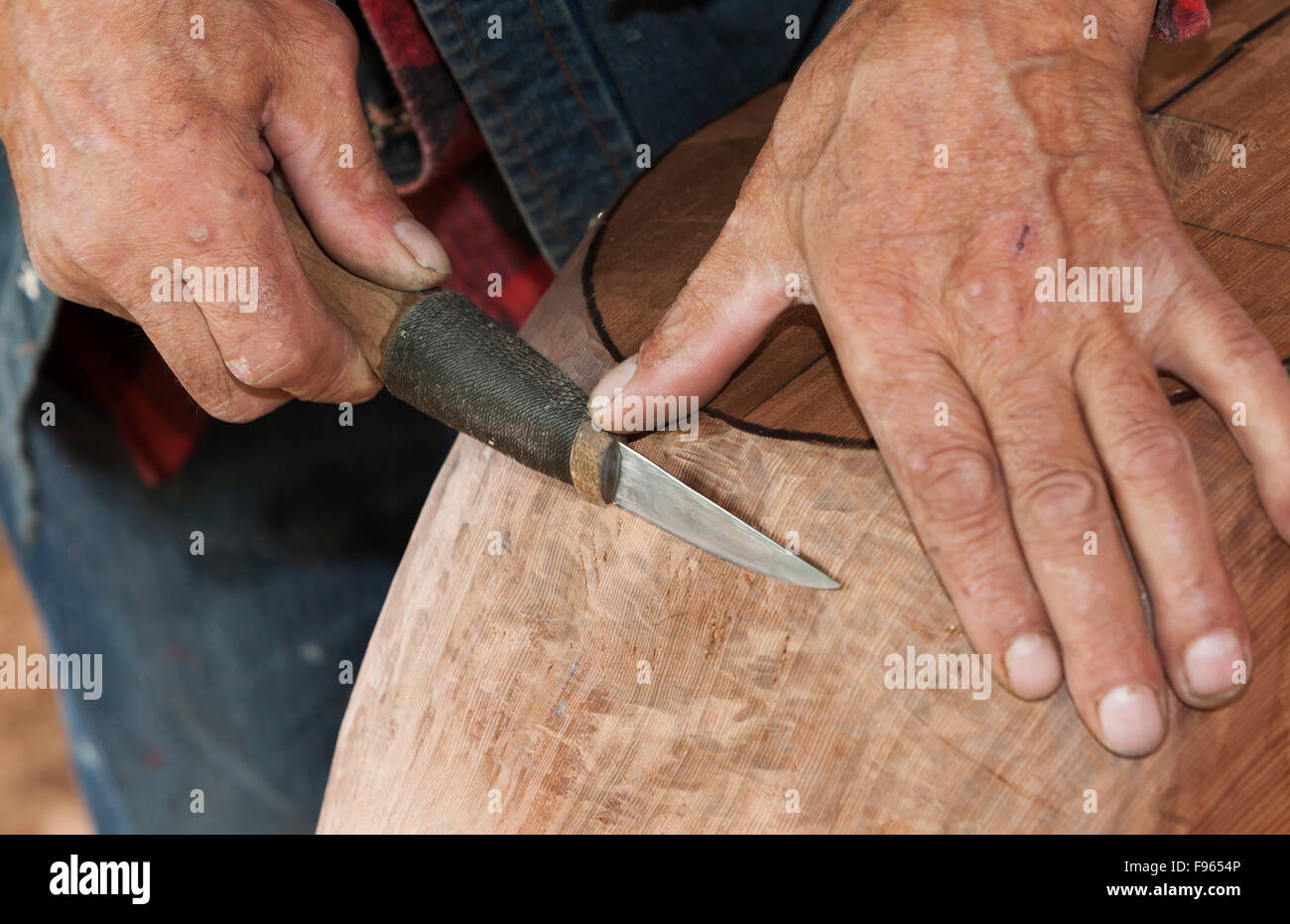 Eine erste Nationen Carver Hände erzählen die Geschichte von unzähligen Stunden, die Bearbeitung von Holz und sein Handwerkszeug. Stockfoto