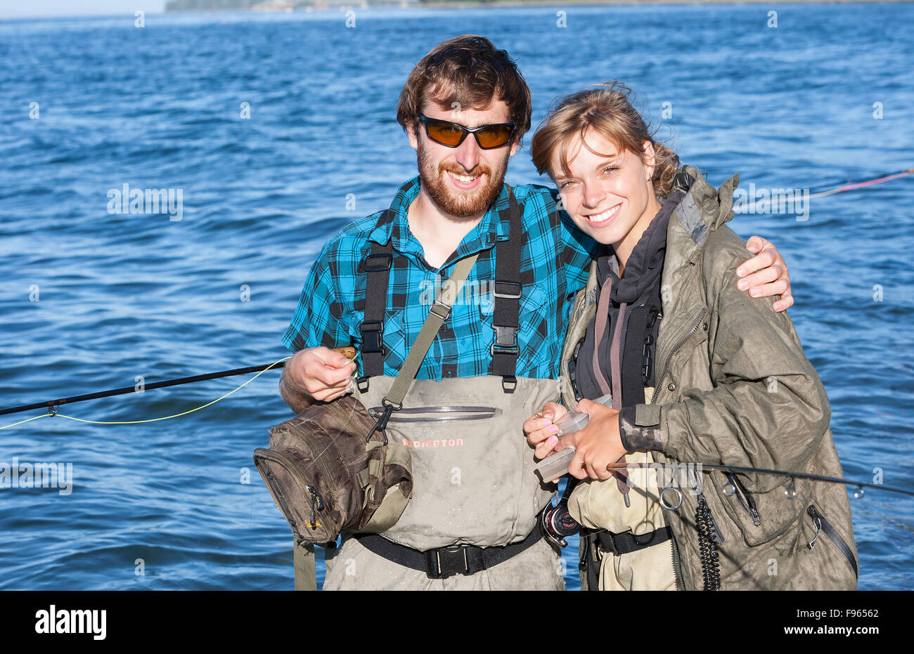 Ein paar schöne Fliegenfischen posieren für ein Foto beim Strand Angeln im Cluxewe Resort in der Nähe von Port McNeill, Vancouver Island, Stockfoto
