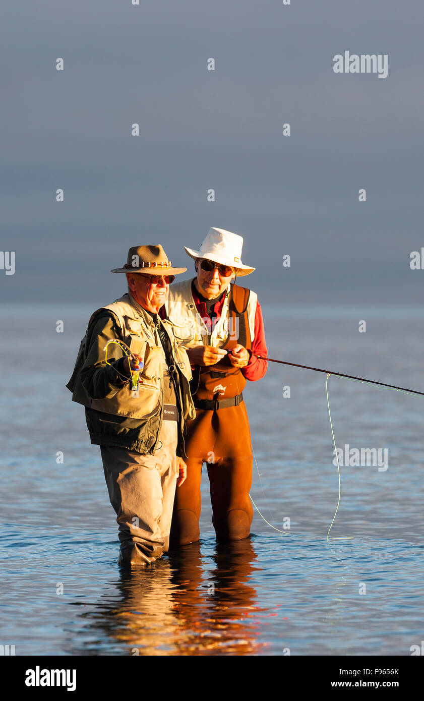 Zwei Fliegenfischen Freunde diskutieren die Fischerei bei Cluxewe Resort in der Nähe von Port McNeill Stockfoto