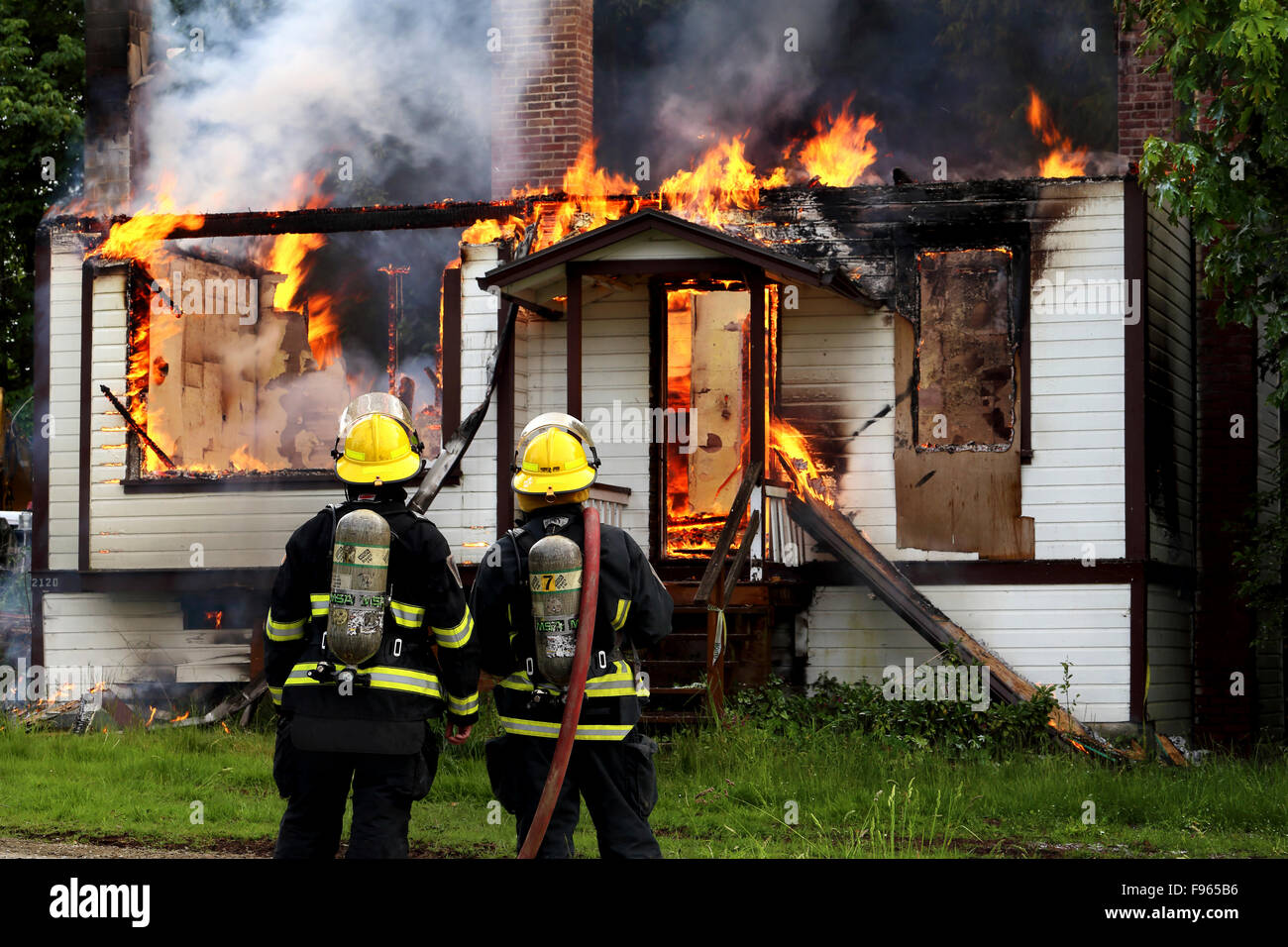 brennendes Haus; Sooke; V. CHR.; Vancouver Island; Feuer; Sooke Feuerwehr Stockfoto