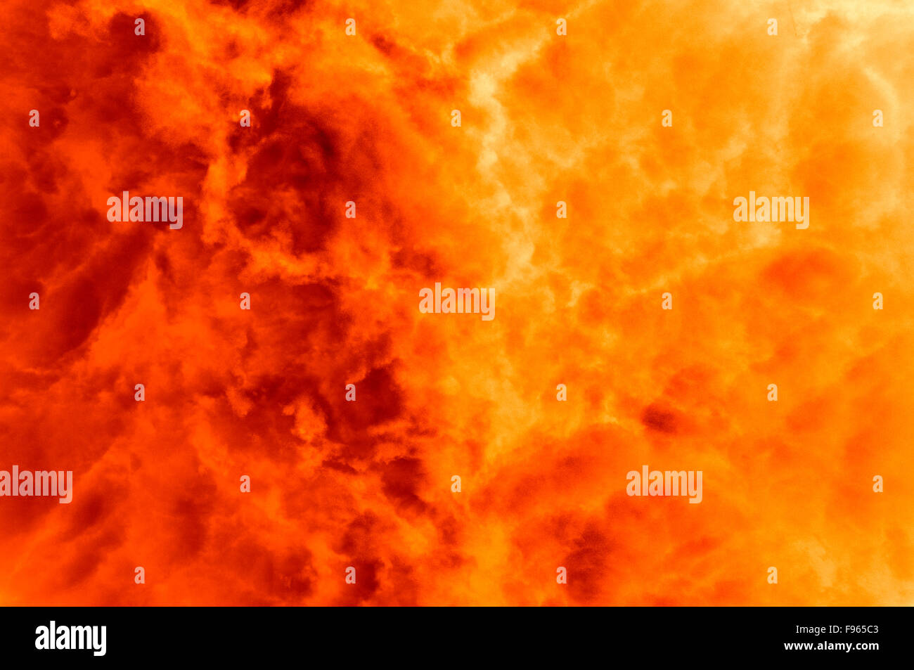 Close-up über eine große Explosion mit nebulösen orange Flammen Stockfoto