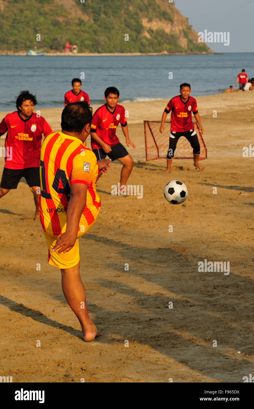 Männer spielen Fußball, Fußball, am Strand, Dolphin Bay, Provinz Prachuap Khiri Khan, Thailand Stockfoto