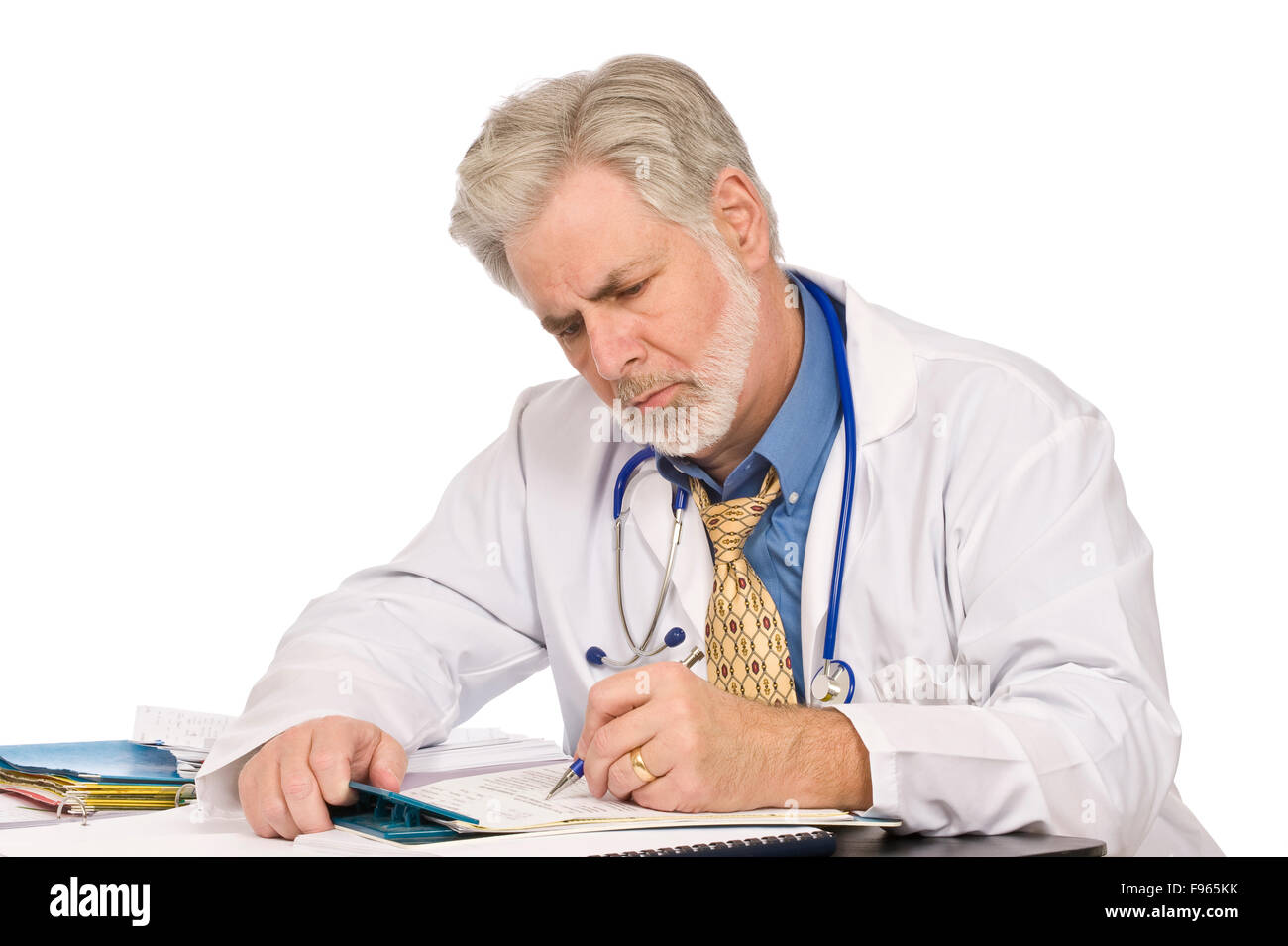 Applying männlichen Arzt Papierkram zu tun Stockfoto