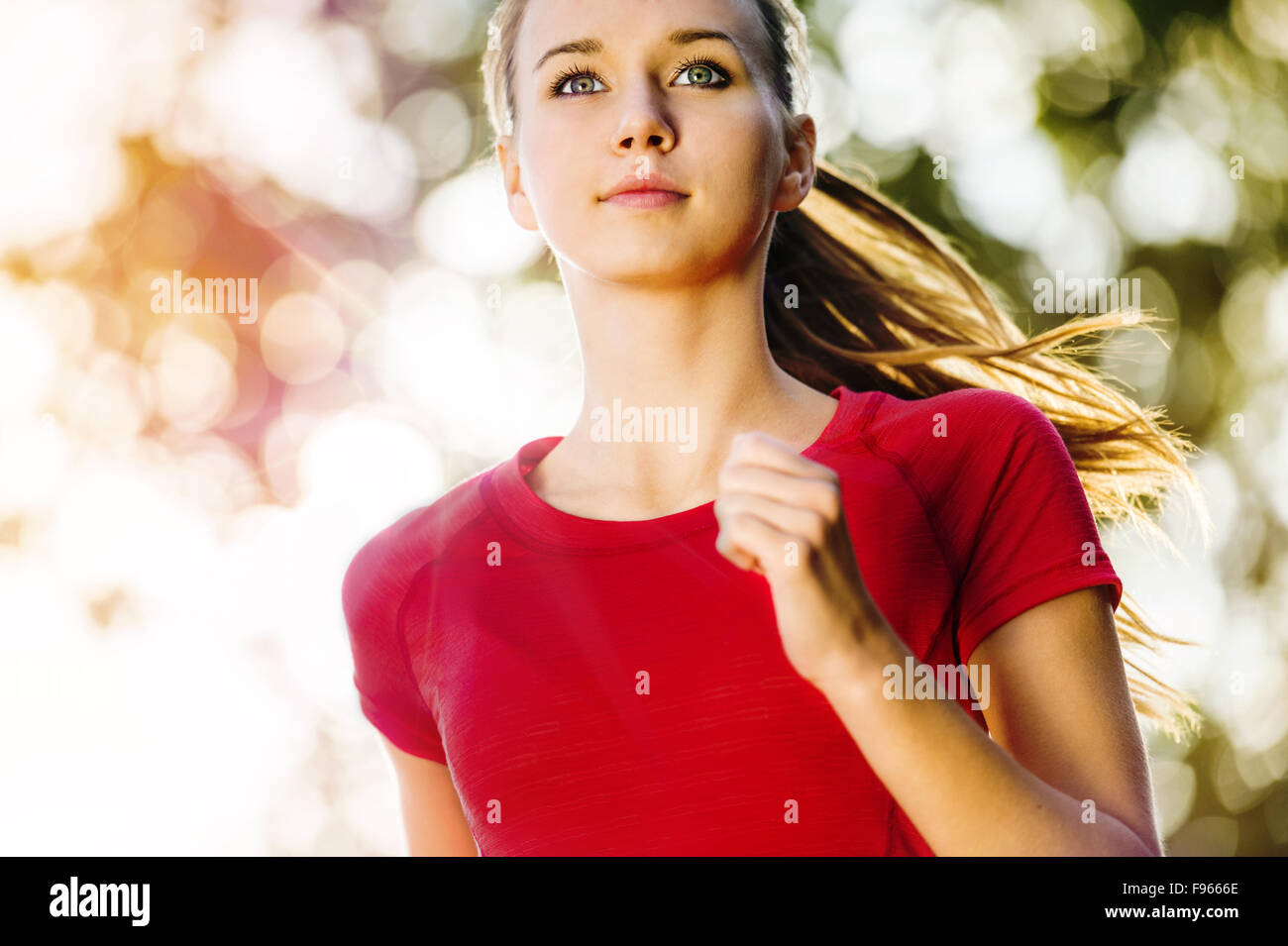 Porträt des jungen weiblichen Läufer Joggen in der Stadt. Stockfoto