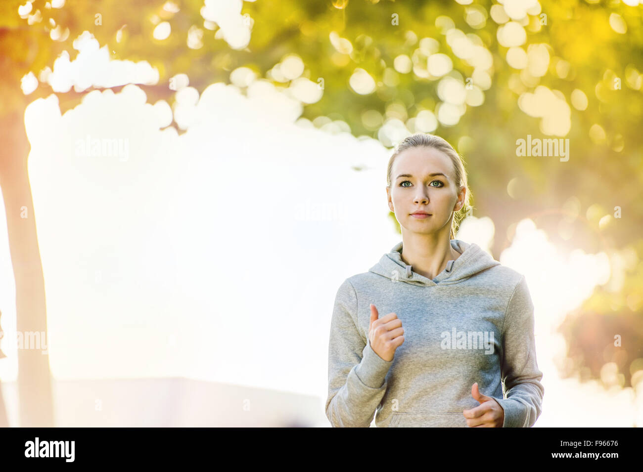 Porträt des jungen weiblichen Läufer Joggen in der Stadt. Stockfoto