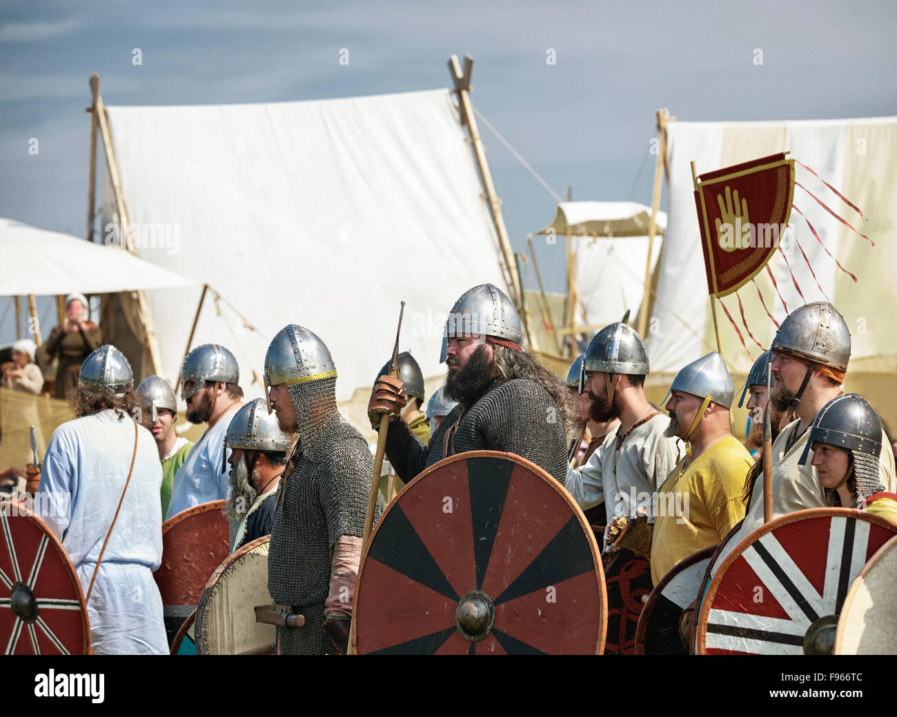 Wikinger in der Schlacht Reenactment auf isländischen Festival, Gimli, Manitoba, Kanada Stockfoto