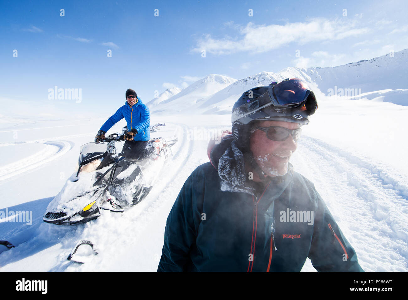 Zurück Land Enthusiasten Check-out einen frischen unverspurten Bereich der Trockenpulver beim Skifahren in den Mckenzie-Bergen in der Nähe der Stockfoto