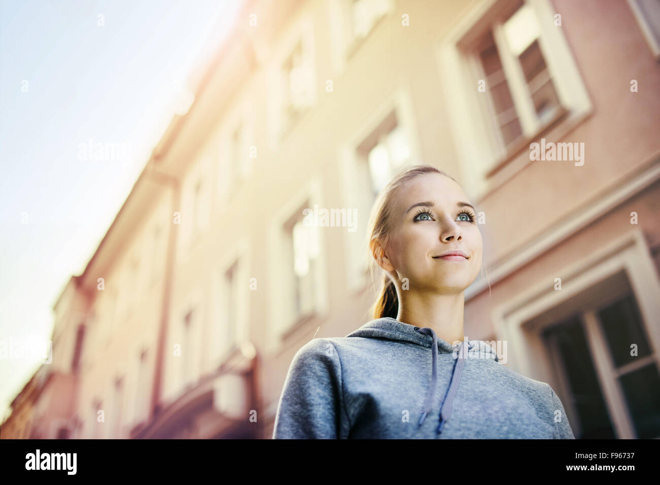 Junge weibliche Läufer ist auf gefliesten Bürgersteig im alten Stadtzentrum Joggen. Gesunde Lebensweise. Stockfoto